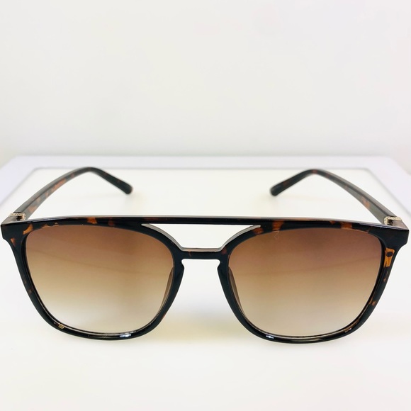 Women’s Banana Republic Fashion Sunglasses - Picture 4 of 7